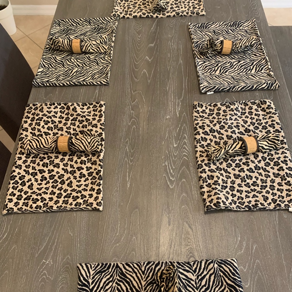 Place mats & napkins w/ napkin holders